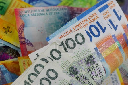 Dinero polaco y suizo. Billetes suizos junto a los billetes zloty polacos. Este tema se puede utilizar para ilustrar una amplia gama de temas financieros. Monedas PLN y CHF.