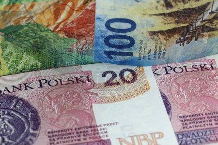 Polnisches und Schweizer Geld. Schweizer Banknoten neben polnischen Zloty-Banknoten. Dieses Thema kann verwendet werden, um viele verschiedene Finanzthemen zu illustrieren. PLN und CHF.