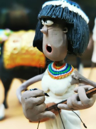 Téléchargez les photos : Une poupée jouant de l'instrument de musique - en image libre de droit