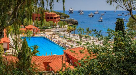 Foto de Roquebrune Cap Martin, Francia - 28 de mayo de 2022: Hotel de lujo Monte Carlo Beach cerca de Mónaco con piscina y vistas al mar Mediterráneo, sur de Francia - Imagen libre de derechos