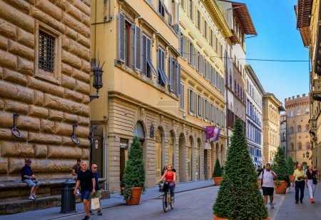 Téléchargez les photos : Florence, Italie - 02 Juin 2022 : Les touristes et les habitants se promènent parmi les bâtiments gothiques sur la Via de Tornabuoni, rue commerçante haut de gamme majeure dans Centro Storico - en image libre de droit