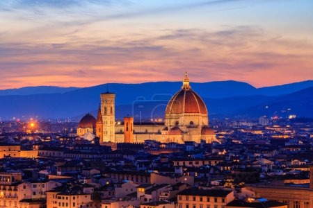 Vista de la Catedral de Santa Maria del Fiore y el campanario de Giotto en Florencia, Italia en una colorida puesta de sol, vista aérea