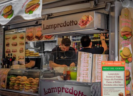 Foto de Florencia, Italia - 04 de junio de 2022: El clásico sándwich de callos o lampredotto panini se vende en un puesto de venta de comida callejera en el centro histórico de Centro Storico - Imagen libre de derechos