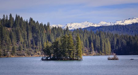 Jenkinson Lake en Sly Park y nevado Sierra Nevada Montañas en el fondo en el norte de California en el invierno