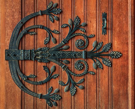 Foto de Obra de hierro adornada en la puerta de madera de la Catedral de San Nicolás, catedral católica románica del siglo XIX en Mónaco Ville, Mónaco - Imagen libre de derechos