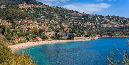 Blick auf die Halbinsel Roquebrune Cap Martin und den Strand in der Nähe von Monaco mit dem türkisfarbenen Wasser des Mittelmeeres, Südfrankreich