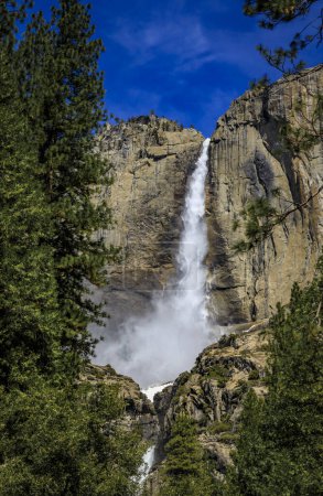 Téléchargez les photos : Vue panoramique des chutes de Yosemite avec le cône de neige gelé au printemps dans le parc national de Yosemite, Sierra Nevada chaîne de montagnes en Californie, États-Unis - en image libre de droit