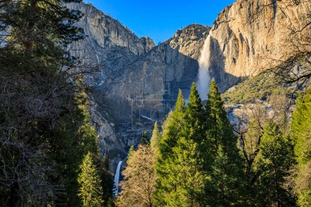 Foto de Vista panorámica de las cataratas de Yosemite con la nieve en las montañas en la primavera en el Parque Nacional de Yosemite, Sierra Nevada cordillera en California, EE.UU. - Imagen libre de derechos