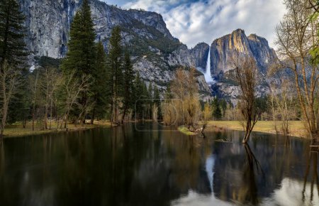 Foto de Vista de las cataratas de Yosemite con un reflejo en el río Merced en la primavera en el Parque Nacional Yosemite, Sierra Nevada, en California, EE.UU. - Imagen libre de derechos