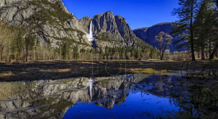 Foto de Vista de las cataratas de Yosemite con un cono de nieve y un reflejo en la primavera en el Parque Nacional Yosemite, Sierra Nevada, en California, EE.UU. - Imagen libre de derechos