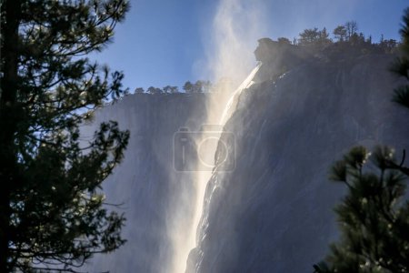 Téléchargez les photos : Vue panoramique des célèbres chutes de prêle avec une brume montante dans le parc national de Yosemite, Sierra Nevada en Californie, États-Unis - en image libre de droit