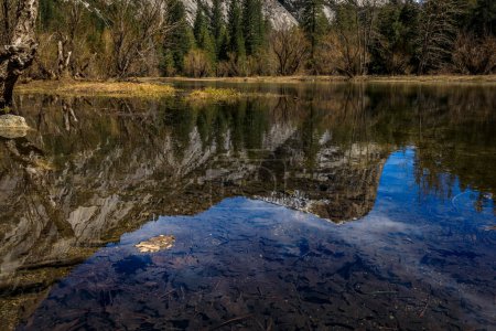 Foto de Lago Espejo lleno después de que la nieve se derrita en la primavera, reflexiones de la Cúpula Norte, en el Parque Nacional Yosemite, Sierra Nevada cordillera en California, EE.UU. - Imagen libre de derechos