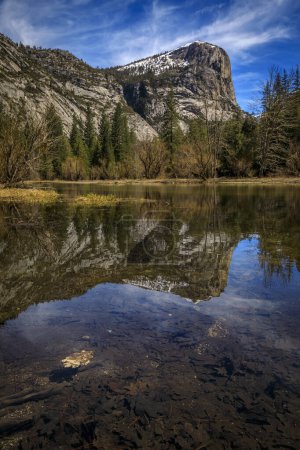 Téléchargez les photos : Lac Mirror plein après la fonte des neiges au printemps, reflets du dôme nord, dans le parc national Yosemite, Sierra Nevada chaîne de montagnes en Californie, États-Unis - en image libre de droit