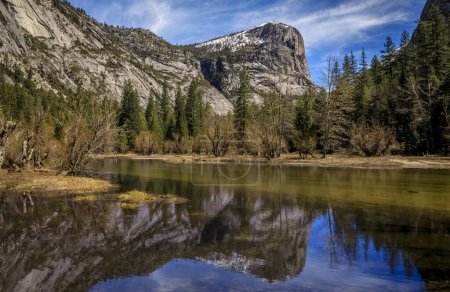 Foto de Vista panorámica del Lago Espejo con reflexiones de la Cúpula Norte, primavera en el Parque Nacional Yosemite, Sierra Nevada, California, EE.UU. - Imagen libre de derechos