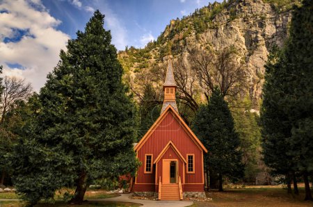 Yosemite Valley Chapel, historic church in scenic surroundings of the Yosemite Valley in the Yosemite National Park, Sierra Nevada, California, USA