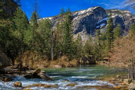 Téléchargez les photos : Lac miroir plein après la fonte des neiges au printemps, célèbre vallée de Yosemite dans le parc national de Yosemite, Sierra Nevada chaîne de montagnes en Californie, États-Unis - en image libre de droit