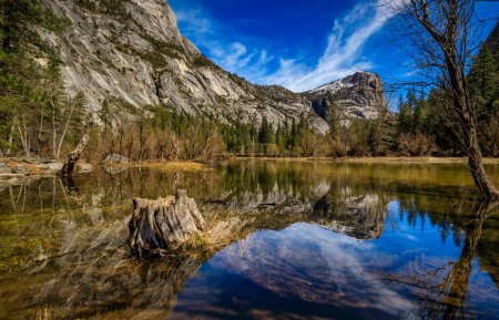 Téléchargez les photos : Lac Mirror plein après la fonte des neiges au printemps, reflets du dôme nord, dans le parc national Yosemite, Sierra Nevada chaîne de montagnes en Californie, États-Unis - en image libre de droit