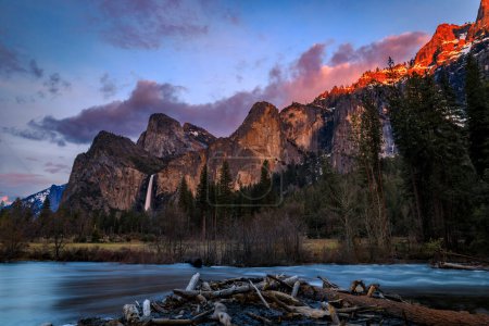 Foto de Vista panorámica al atardecer del famoso Valle de Yosemite en el Parque Nacional Yosemite, Sierra Nevada, California, EE.UU. - Imagen libre de derechos