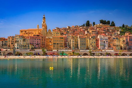 Blick auf die bunten Altstadtfassaden über dem Mittelmeer in Menton an der französischen Riviera, Frankreich an einem sonnigen Tag