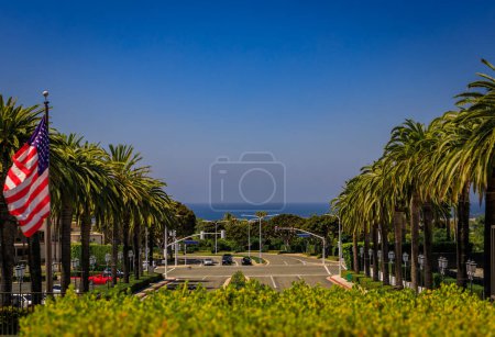 Téléchargez les photos : Vue sur l'océan Pacifique et une large route bordée de palmiers près du centre commercial Fashion Island à Newport Beach, célèbre destination californienne - en image libre de droit