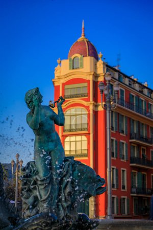Téléchargez les photos : Nice, France - 25 mai 2023 : Célèbre fontaine du Soleil avec la statue de Vénus d'Alfred Janniot sur la Place Massena, Côte d'Azur, Sud de la France - en image libre de droit