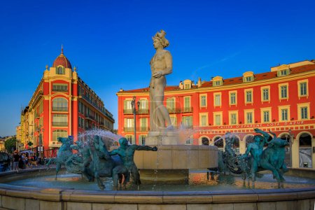 Téléchargez les photos : Nice, France - 25 mai 2023 : Célèbre fontaine du Soleil avec la statue d'Apollon place Massena, Côte d'Azur, Sud de la France - en image libre de droit