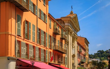 Foto de Pintorescas y coloridas casas antiguas tradicionales en una calle del casco antiguo, Vieille Ville en Niza, Costa Azul, Sur de Francia - Imagen libre de derechos