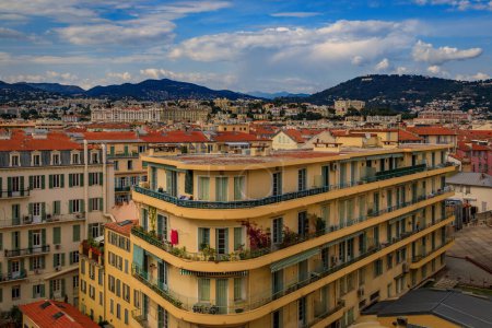 Téléchargez les photos : Vue aérienne des bâtiments bourgeois et des toits en terre cuite du quartier chic du Carré d'Or en bord de mer à Nice, Sud de la France - en image libre de droit