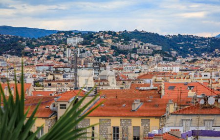 Luftaufnahme der bürgerlichen Gebäude und Terrakottadächer des eleganten Strandviertels Carre d 'Or in Nizza, Südfrankreich