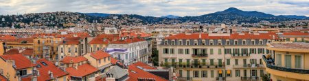 Téléchargez les photos : Panorama aérien des bâtiments bourgeois et des toits en terre cuite du quartier chic du Carré d'Or en bord de mer à Nice, Sud de la France - en image libre de droit