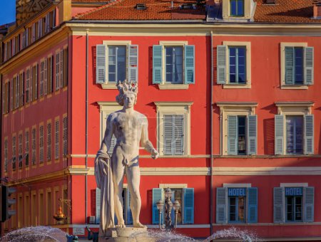 Téléchargez les photos : Nice, France - 29 mai 2023 : Célèbre fontaine du Soleil avec la statue d'Apollon place Massena, Côte d'Azur, Sud de la France - en image libre de droit
