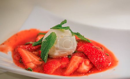 Téléchargez les photos : Dessert de fraise fraîche et menthe à la crème glacée vanille dans un restaurant français dans le Carre d Or ou Carré d'Or de Nice, Sud de la France - en image libre de droit