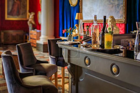 Téléchargez les photos : Comptoir de bar avec boissons pour les clients et un intérieur de luxe coloré dans un bar de luxe dans le Carre d Or, Nice, Côte d'Azur, Sud de la France - en image libre de droit