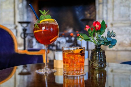Téléchargez les photos : Cocktails pour les clients et un intérieur de luxe coloré dans un bar de luxe dans le Carre d Or, Nice, Côte d'Azur, Sud de la France - en image libre de droit