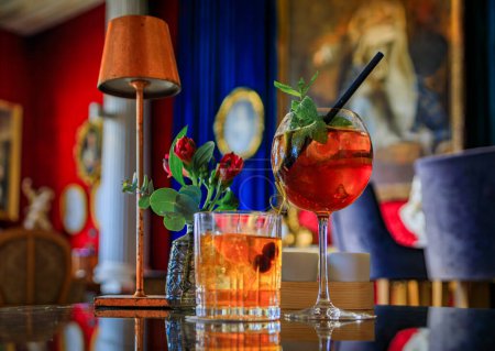Téléchargez les photos : Cocktails pour les clients et un intérieur de luxe coloré dans un bar de luxe dans le Carre d Or, Nice, Côte d'Azur, Sud de la France - en image libre de droit