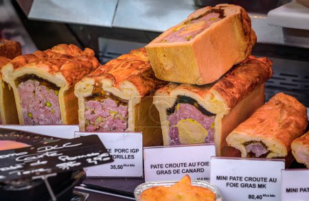 Téléchargez les photos : Foie gras ou pâté de foie de canard dans une pâtisserie, tarte à la viande dans un marché fermier Place Broglie dans le centre historique de Strasbourg, Alsace, France - en image libre de droit