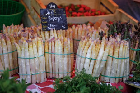 Téléchargez les photos : Asperges blanches fraîches cultivées localement à vendre dans un marché de producteurs sur la Place Broglie dans le centre historique de Strasbourg, Alsace, France - en image libre de droit