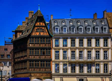 Foto de Estrasburgo, Francia - 31 de mayo de 2023: Maison Kammerzell House restaurante en una casa medieval decorada del siglo XV con entramado de madera en la Plaza de la Catedral - Imagen libre de derechos