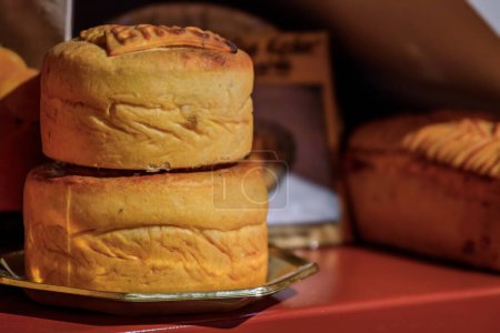 Téléchargez les photos : Foie gras ou pâté de foie de canard dans une pâtisserie, tarte à la viande exposée dans un magasin du Carre d'Or, le centre historique de Strasbourg, Alsace, France - en image libre de droit
