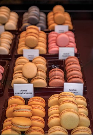 Téléchargez les photos : Biscuits macarons colorés en coffret à vendre dans une boulangerie du Carre d'Or, le centre historique de Strasbourg, Alsace, France - en image libre de droit