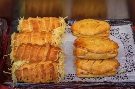 Téléchargez les photos : Pâtisseries salées au fromage et rencontre remplissage à vendre dans une boulangerie du Carre d'Or, le centre historique de Strasbourg, Alsace, France - en image libre de droit