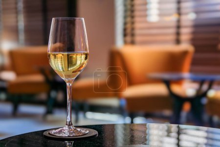 Foto de Copa de vino blanco local de Alsacia Gewurztraminer en un restaurante moderno en Grande Ile, centro histórico de Estrasburgo, Alsacia, Francia - Imagen libre de derechos