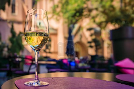 Foto de Copa de vino blanco alsaciano gewurtzraminer local en un restaurante al aire libre en Grande Ile, centro histórico de Estrasburgo, Alsacia, Francia - Imagen libre de derechos