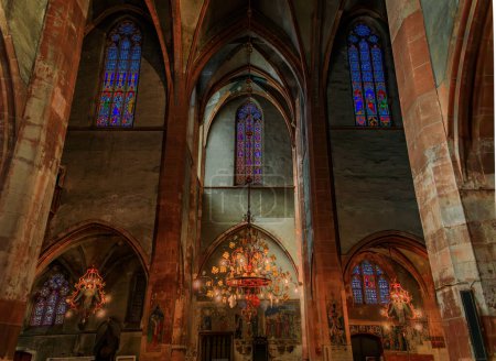 Téléchargez les photos : Strasbourg, France - 31 mai 2023 : Vitraux gothiques dans la nef de l'église protestante Saint Pierre le Jeune sur Grande Ile, centre historique - en image libre de droit