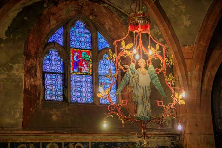 Téléchargez les photos : Strasbourg, France - 31 mai 2023 : Vitraux ornés, luminaires avec anges à l "église protestante Saint Pierre le Jeune de Grande Ile - en image libre de droit