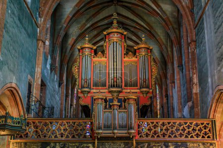 Téléchargez les photos : Strasbourg, France - 31 mai 2023 : Une voûte gothique du perron et un orgue orné dans l "église protestante Saint Pierre le Jeune - en image libre de droit
