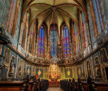 Téléchargez les photos : Strasbourg, France - 31 mai 2023 : Chœur orné de vitraux, chœur et autel à l'église protestante Saint-Pierre-le-Jeune - en image libre de droit