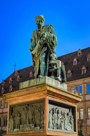 Foto de 1839 estatua de Johannes Gutenberg, inventor de la impresión tipográfica en la plaza Gutenberg en el centro histórico de Estrasburgo, Alsacia Francia - Imagen libre de derechos