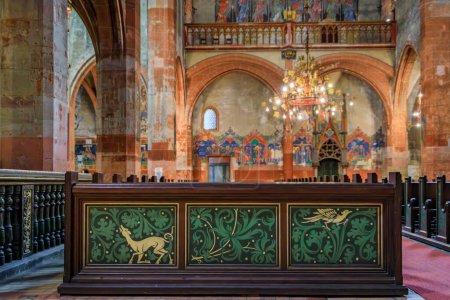 Téléchargez les photos : Strasbourg, France - 31 mai 2023 : bancs ornés et fresques murales néogothiques dans la nef de l "église protestante Saint-Pierre-le-Jeune sur la Grande Ile - en image libre de droit