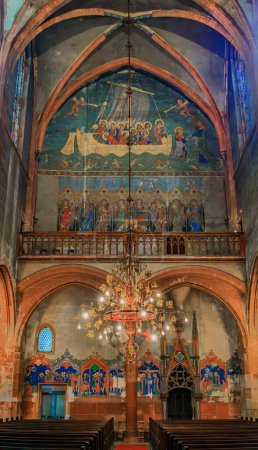 Téléchargez les photos : Strasbourg, France - 31 mai 2023 : fresques murales de style néogothique dans la nef de l'église protestante Saint-Pierre-le-Jeune sur Grande Ile, centre historique - en image libre de droit